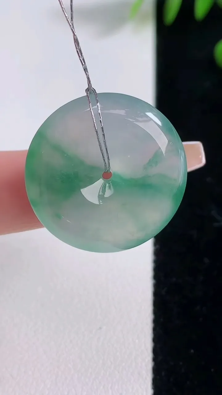 天然A货翡翠种飘花平安扣吊坠，尺寸25.8-6.3，重量:9.12g
12月18日