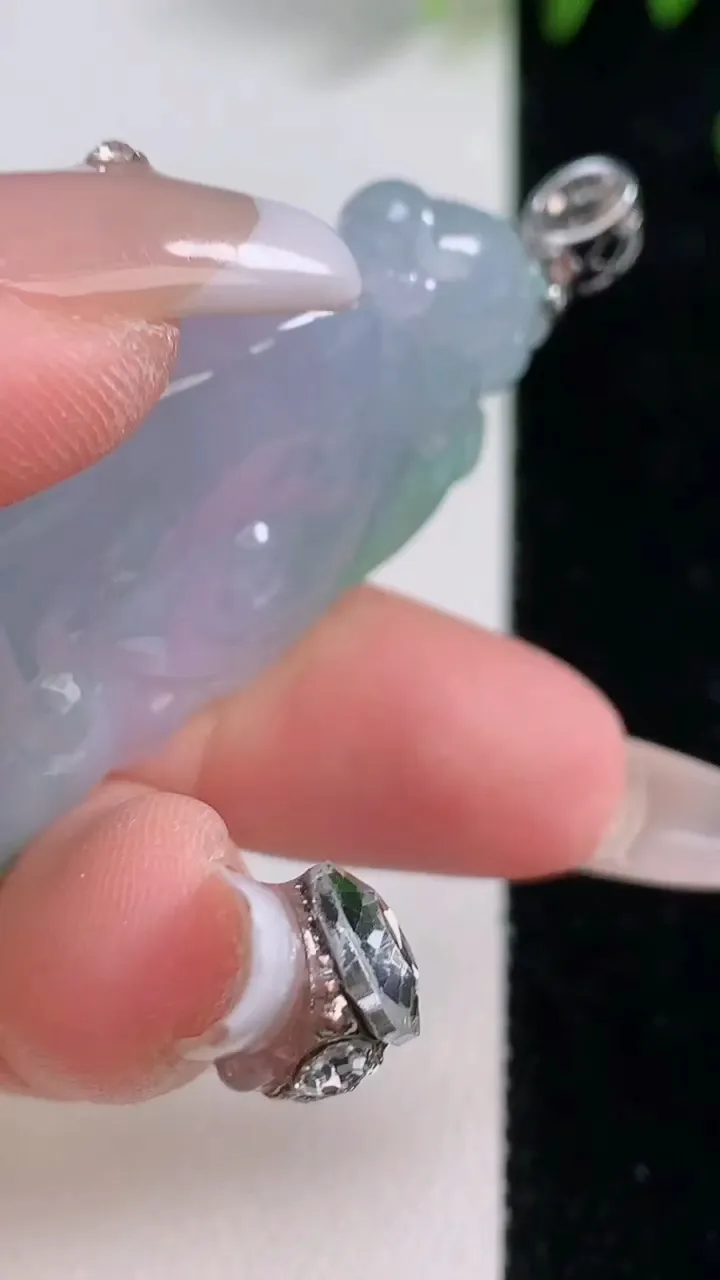 天然A货翡翠18K金春带彩紫罗兰如意吊坠，尺寸51.3-25.4-11，重量:27.59g
12月18日