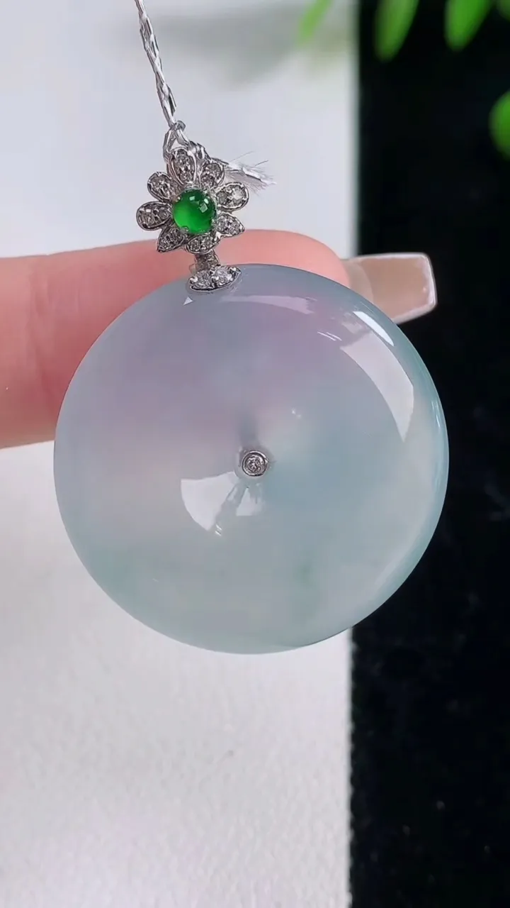 天然A货翡翠种飘花平安扣吊坠，尺寸27-6，重量:10.16g
12月18日