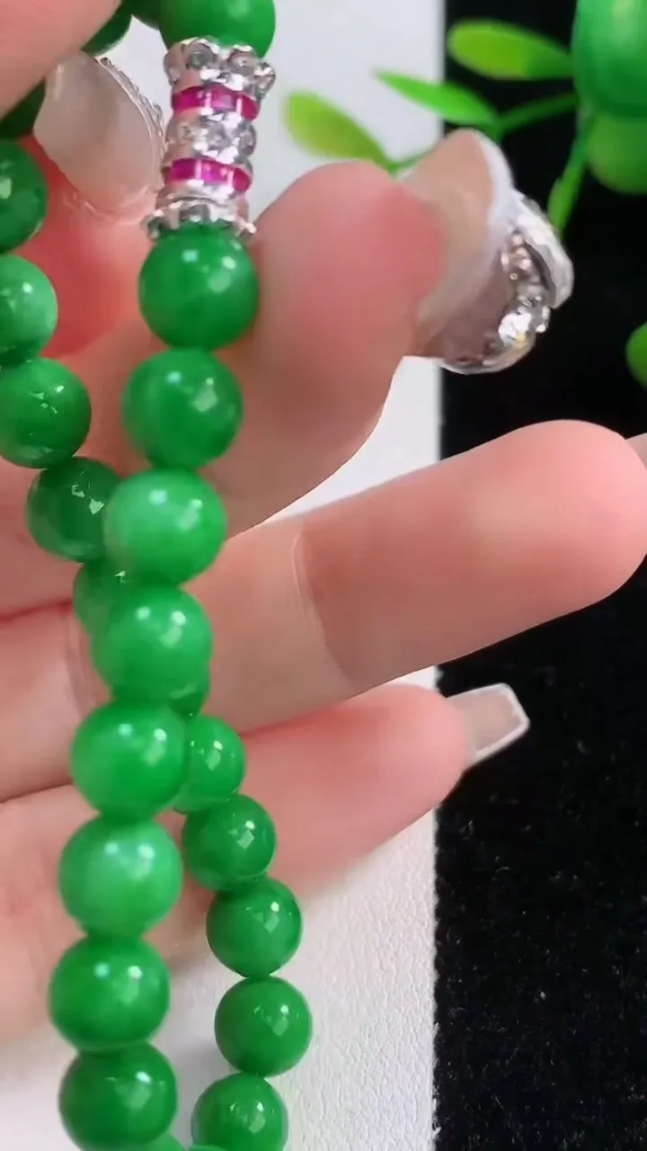 天然A货翡翠圆珠手串，尺寸6.4-26颗，重量:14.16g12月18日
工厂直销收藏佳品,种好水足，色泽均匀，有种有色，上手高大气！
