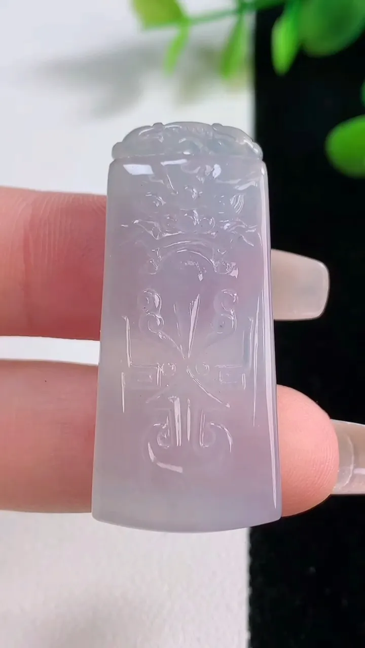 天然A货翡翠冰种紫罗兰仿古无事牌吊，尺寸39.2-17.6-4.6，重量:9.77g
12月18日