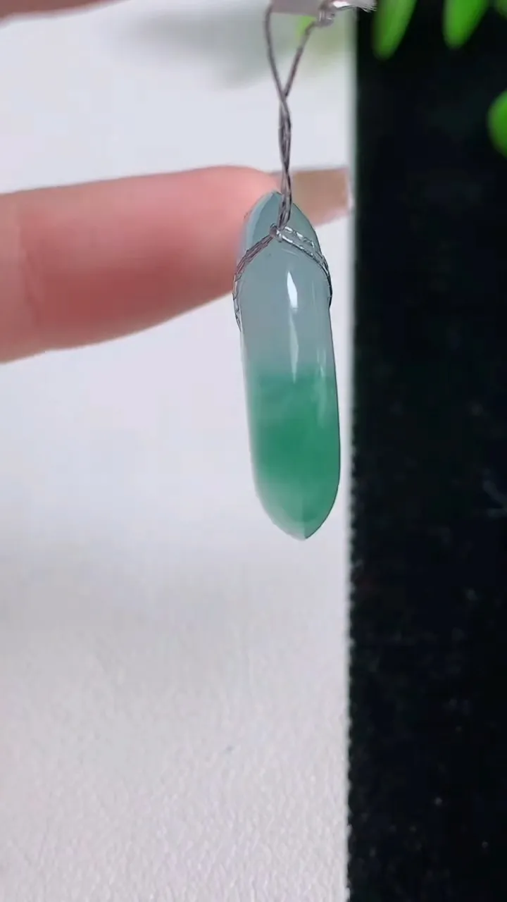 天然A货翡翠种飘花平安扣吊坠，尺寸25.8-6.3，重量:9.12g
12月18日