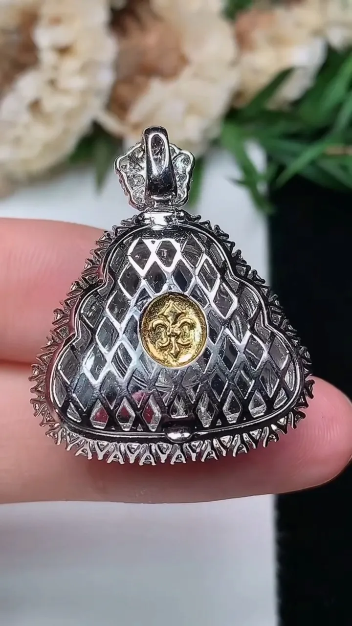 天然A货翡翠佛公吊坠，尺寸29-24.4-12，裸石17.4-20.8，重量:7.70g
12月18日