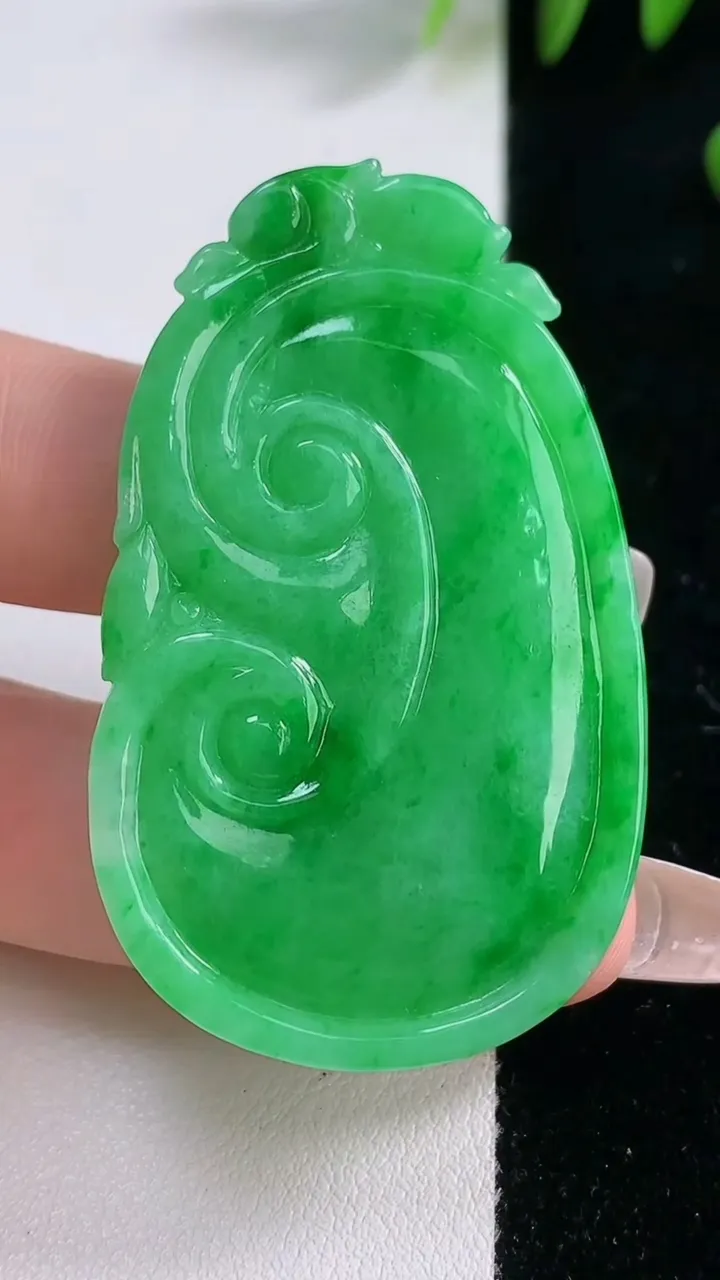 天然A货翡翠如意吊坠，尺寸51.6-31.5-5.3，重量:17.38g
12月18日