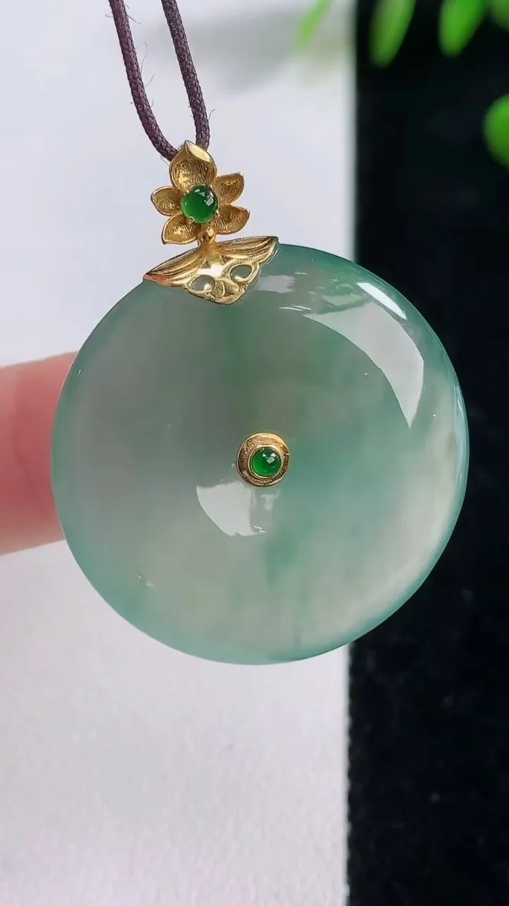 天然A货翡翠平安扣吊坠，尺寸27-5.4，重量:9.74g
12月18日