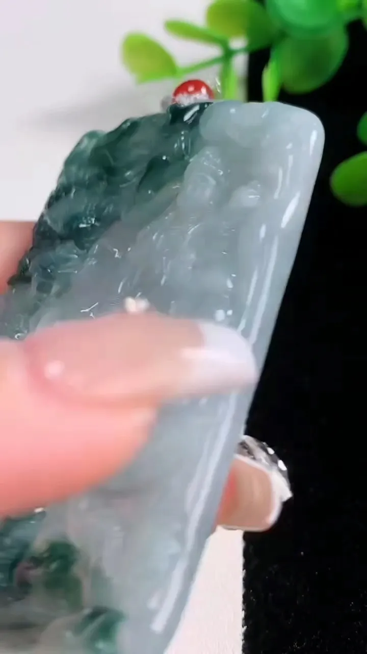 天然A货翡翠冰种飘花祥龙大势至菩萨吊坠，尺寸69.6-43.7-5.7，重量:44.18g
12月1