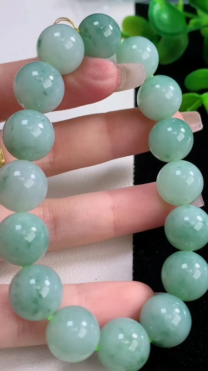 天然A货翡翠飘花圆珠手串，尺寸12.7-16颗，重量:58.11g12月18日
工厂直销收藏佳品,种