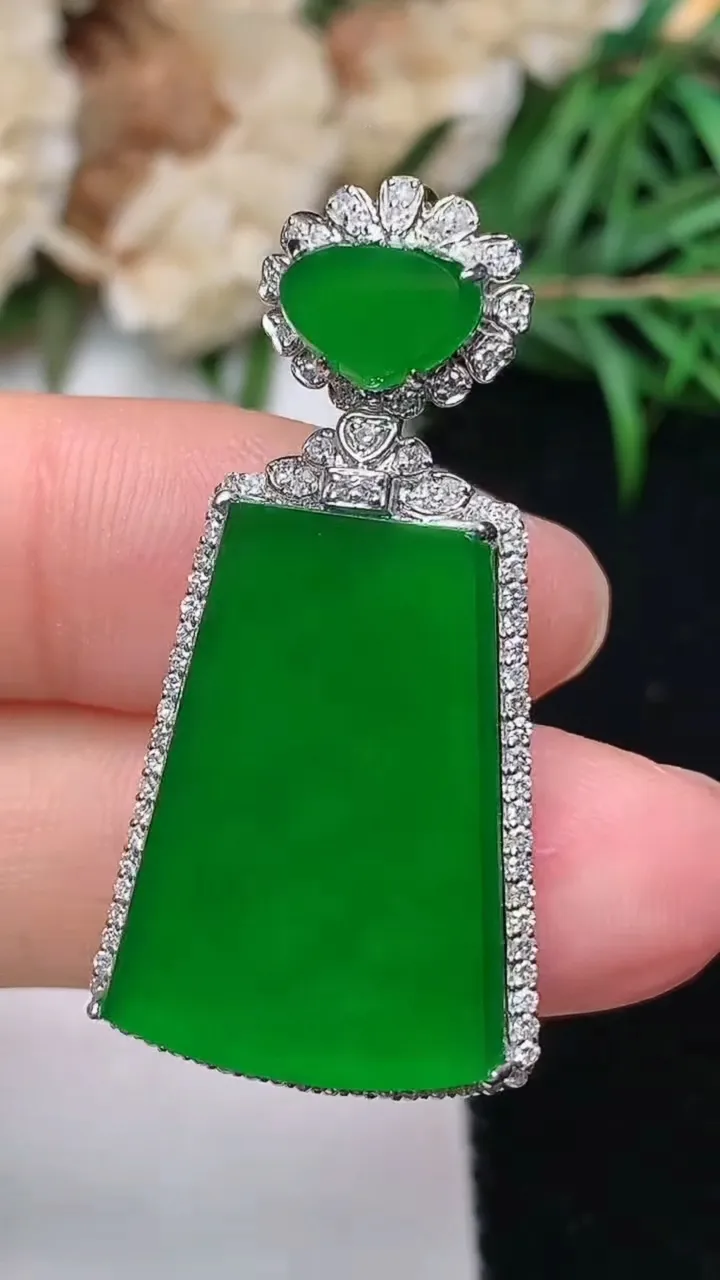 天然A货翡翠无事牌吊坠，尺寸36.7-18.5-7.7，裸石22.2-15.2，重量:6.36g
12月18日，重量:6.36g