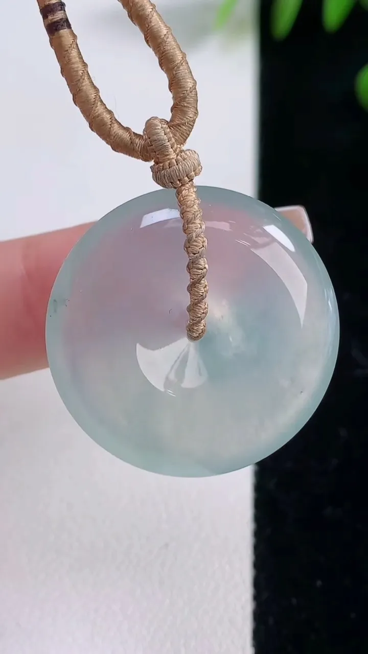 天然A货翡翠平安扣吊坠，尺寸27.3-6.2，重量:12.12g
12月18日