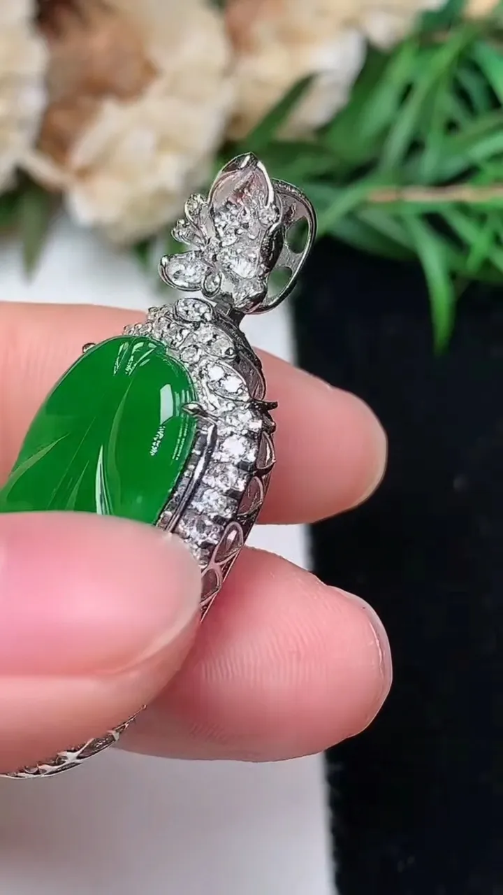 天然A货翡翠金枝玉叶 叶子吊坠，尺寸38.9-16.8-10.7，裸石24.8-13.2，重量:6.92g
12月18日