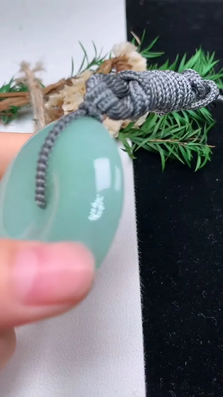 天然A货翡翠平安扣吊坠，尺寸49.9-12.3，重量:64.53g
12月18日