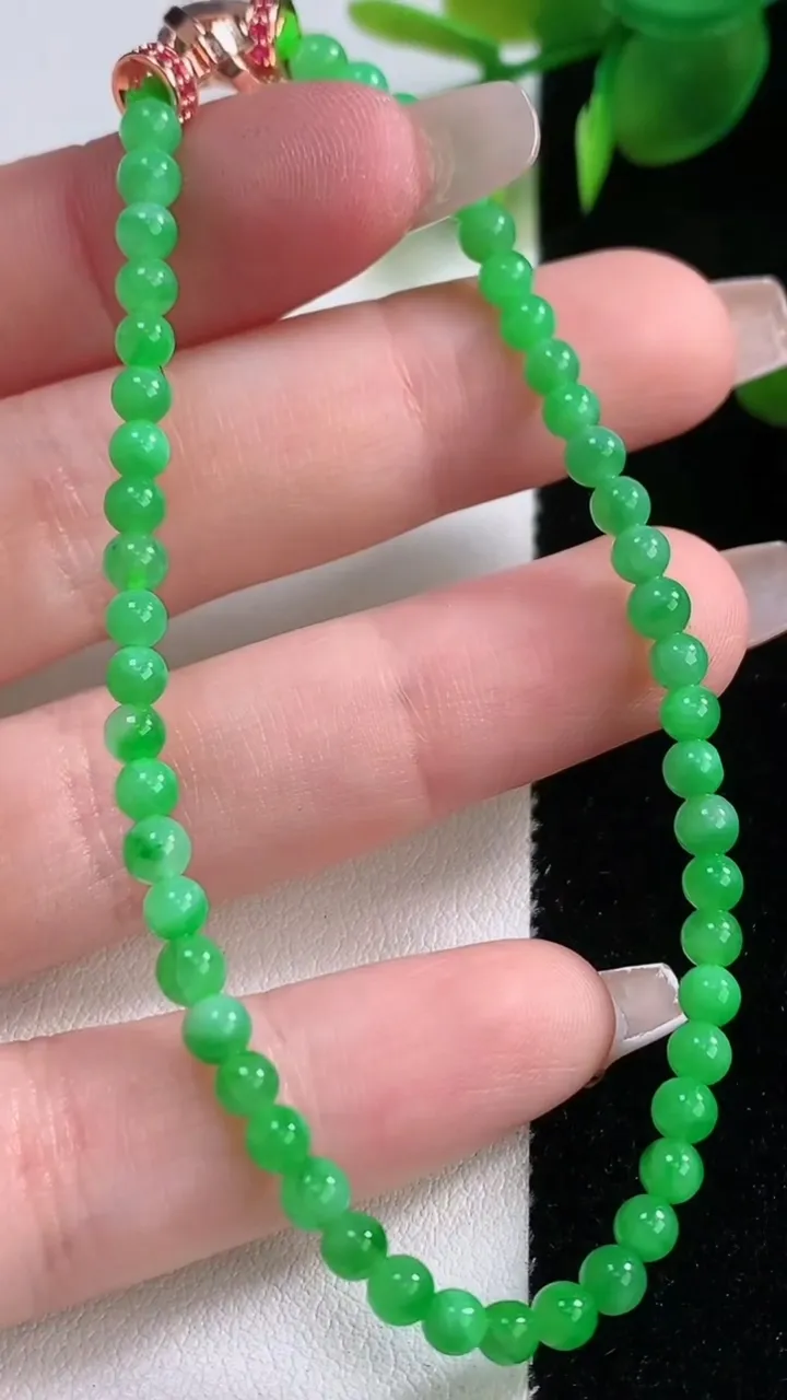 天然A货翡翠小米珠手串，尺寸3.6-51颗，重量:6.01g12月18日
工厂直销收藏佳品,种好水足，色泽均匀，有种有色，上手高大气！