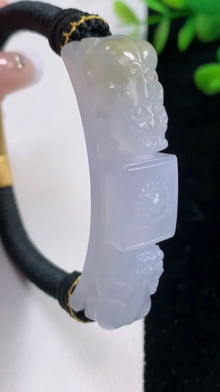 天然A货翡翠种紫罗兰貔貅手绳，尺寸52.8-11.8-11.5，重量:30.46g
12月18日