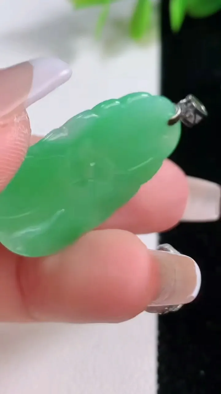 天然A货翡翠荷叶吊坠，尺寸31.2-18-3.7，重量:4.50g
12月18日