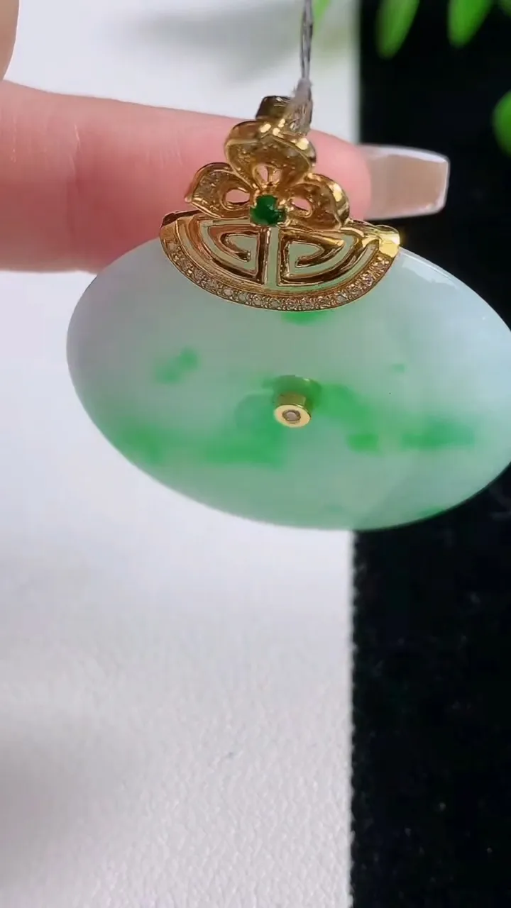 天然A货翡翠平安扣吊坠，尺寸33.8-5.5，重量:15.83g
12月18日