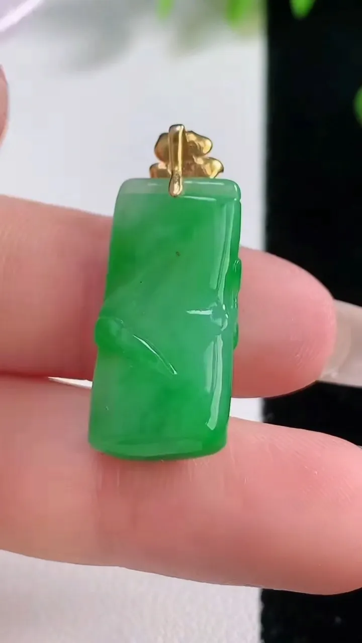 天然A货翡翠节节高升 竹节吊坠，尺寸24-11.5-5.4，重量:3.80g
12月18日