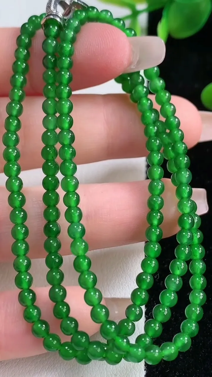 天然A货翡翠小米珠项链，尺寸3.4-151颗，重量:11.77g12月18日
工厂直销收藏佳品,种好水足，色泽均匀，有种有色，上手高大气！