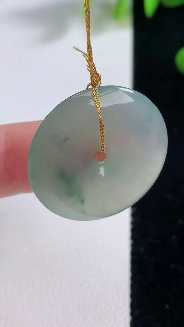 天然A货翡翠冰种飘花平安扣吊坠，尺寸25.6-4.5，重量:6.29g
12月18日