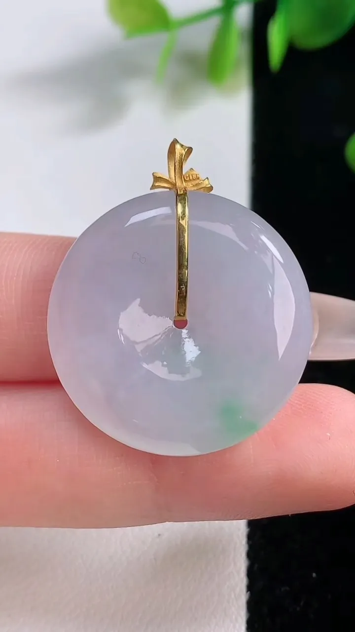 天然A货翡翠18K金春带彩紫罗兰平安扣吊坠，尺寸26.6-5.6，重量:8.47g
12月18日