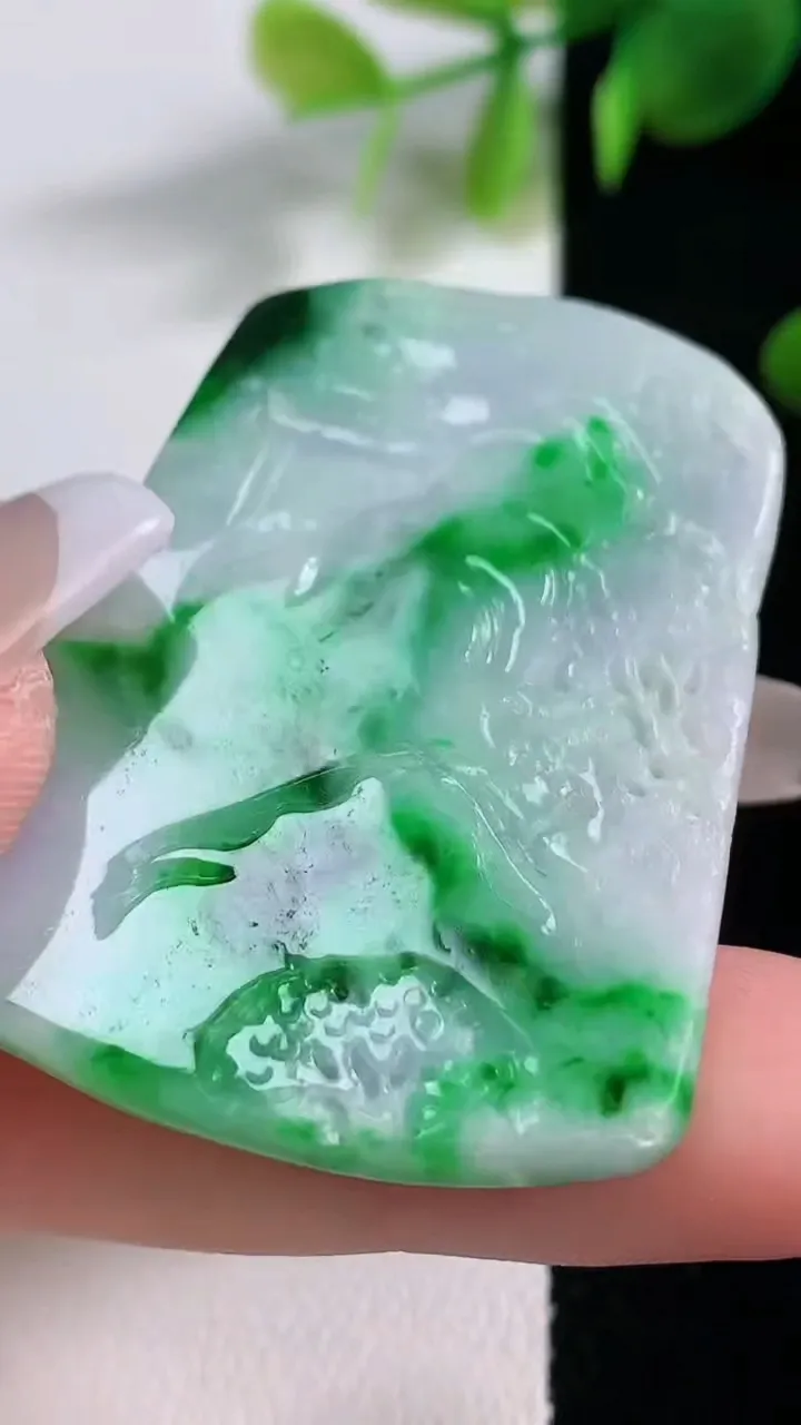 天然A货翡翠山水牌吊坠，尺寸46-36-5.4，重量:19.78g
12月18日