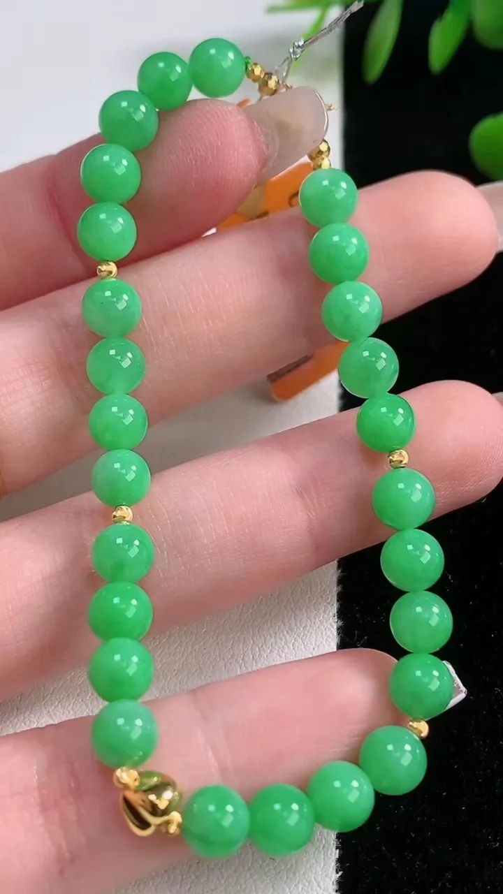 天然A货翡翠圆珠手串，尺寸5.8-26颗，重量:9.36g12月18日
工厂直销收藏佳品,种好水足，