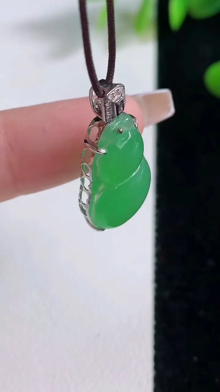 天然A货翡翠葫芦吊坠，尺寸19.4-13-6，重量:2.27g
12月18日