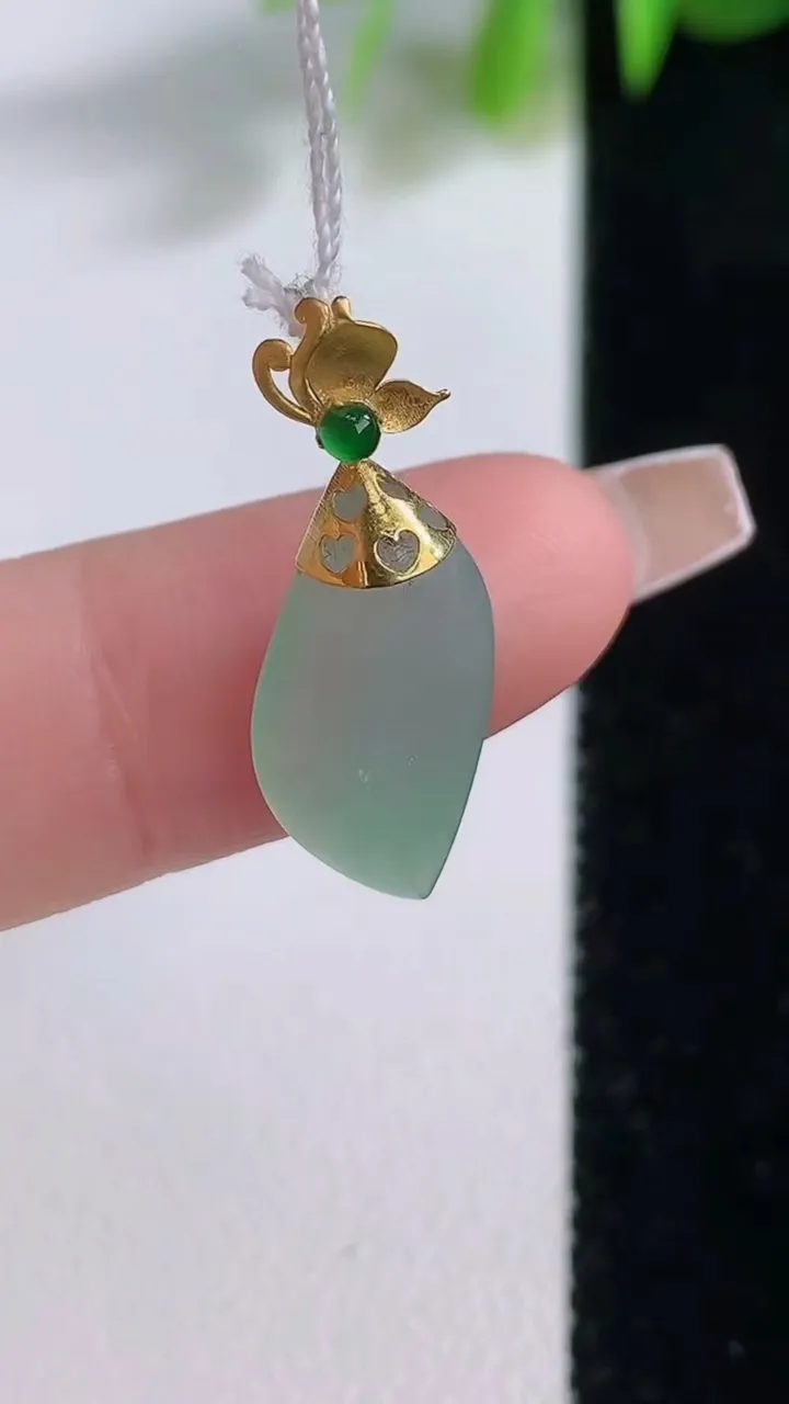天然A货翡翠随形吊坠，尺寸17-9-4，重量:1.19g
12月18日