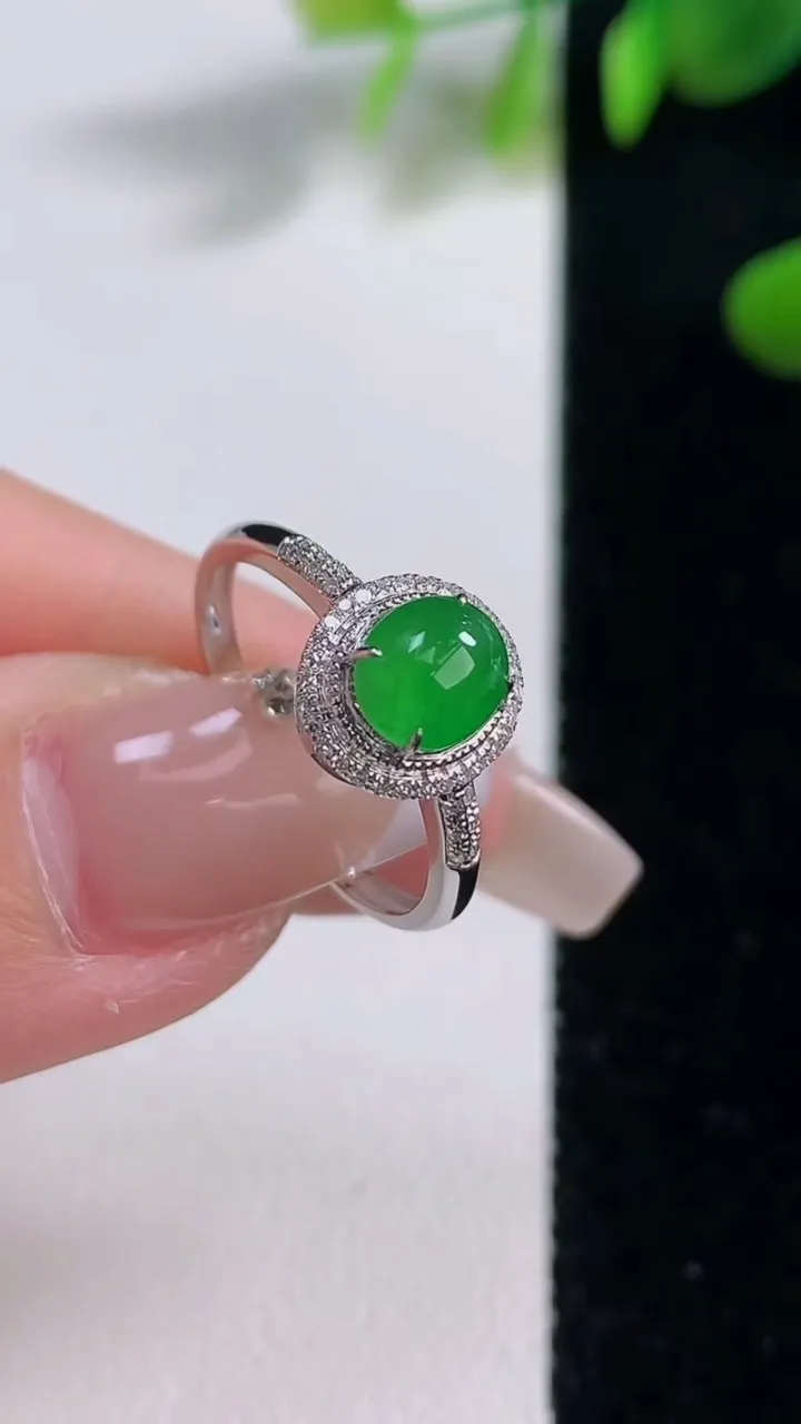 天然A货翡翠蛋面戒指，尺寸17-6.2-5-6.2，重量:1.53g2025年12月18日
工厂直销收藏佳品,种好水足，色泽均匀，有种有色，上手高大气！