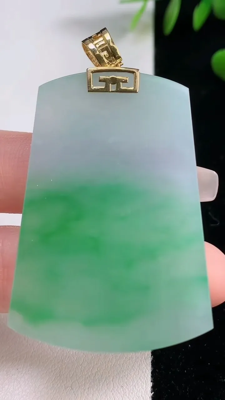 天然A货翡翠无事牌吊坠，尺寸51-35.4-3.8，重量:21.84g
12月18日