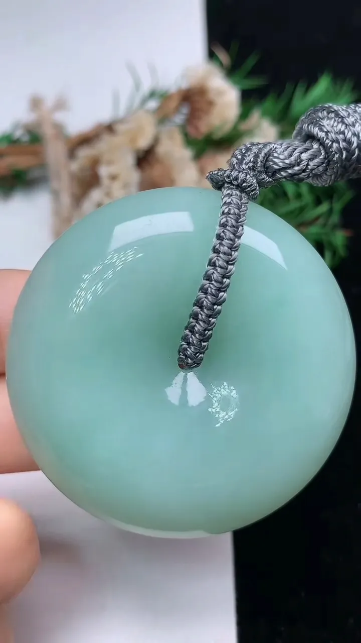 天然A货翡翠平安扣吊坠，尺寸49.9-12.3，重量:64.53g
12月18日