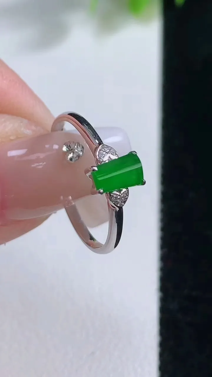 天然A货翡翠马鞍戒指，尺寸16.8-6-4-4.6，重量:1.38g2025年12月18日
工厂直销