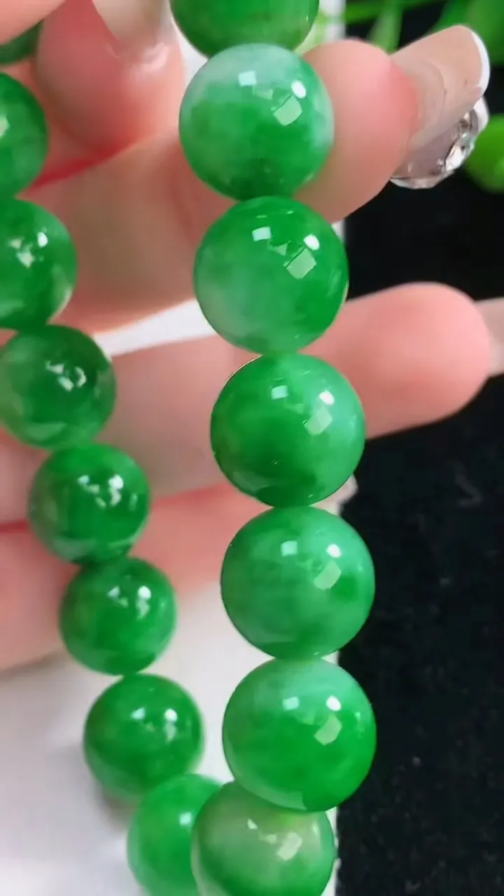 天然A货翡翠圆珠手串，尺寸11.6-17颗，重量:47.47g12月18日
工厂直销收藏佳品,种好水足，色泽均匀，有种有色，上手高大气！