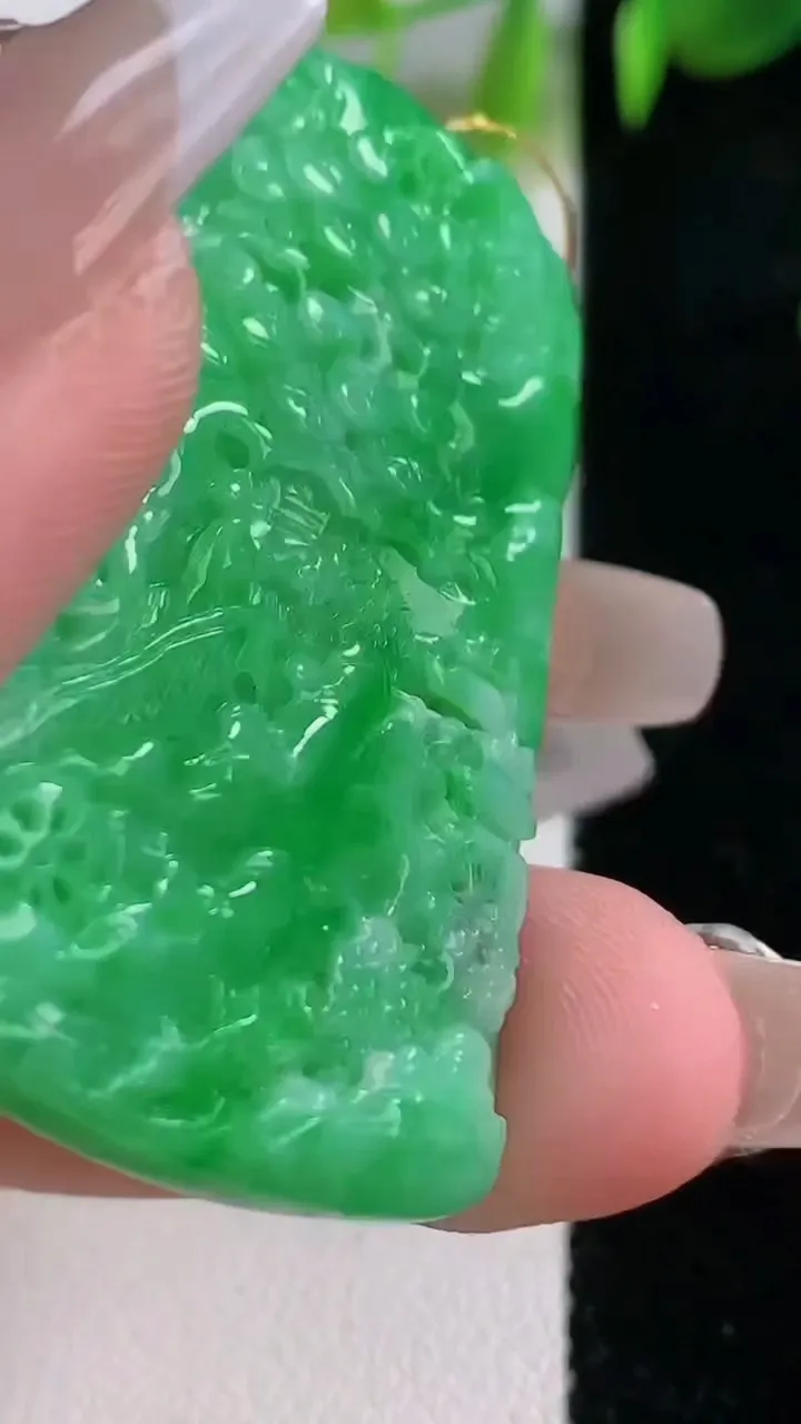 天然A货翡翠山水牌吊坠，尺寸47-27.5-5.3，重量:16.08g
12月18日