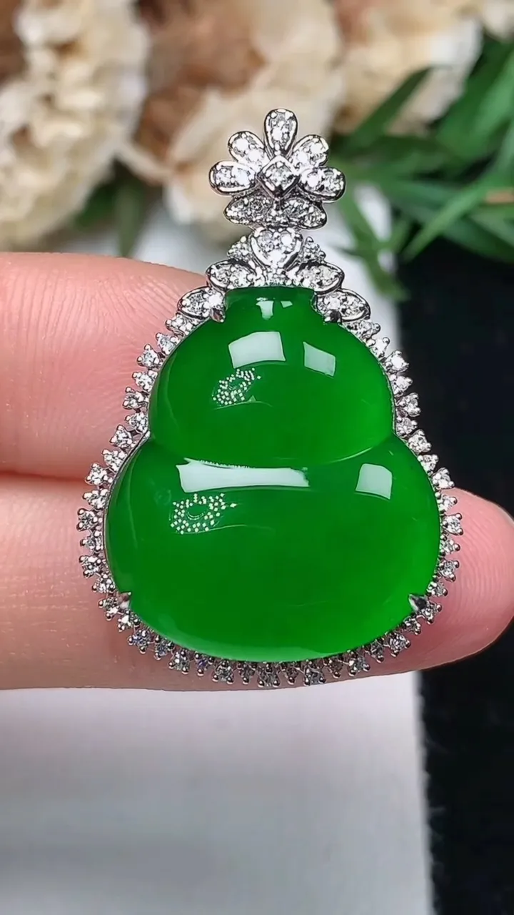 天然A货翡翠葫芦吊坠，尺寸32.2-21.5-11，裸石20.2-18，重量:6.28g
12月18日