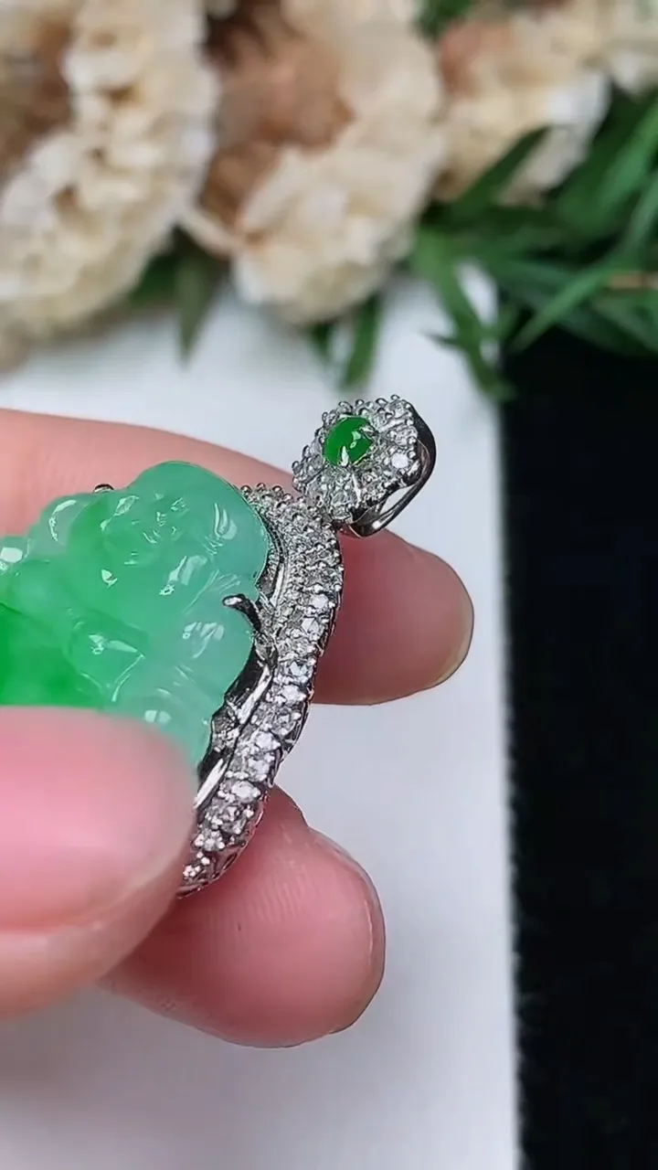 天然A货翡翠佛公吊坠，尺寸29-24.4-12，裸石17.4-20.8，重量:7.70g
12月18日