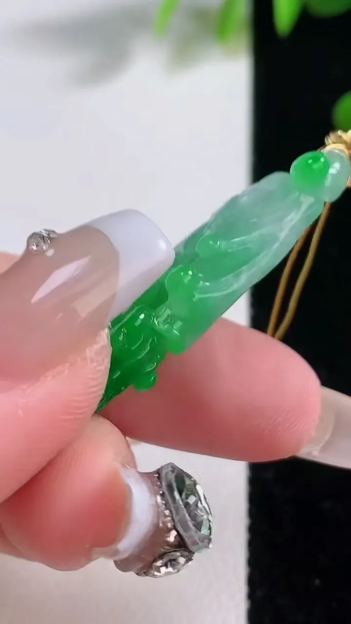 天然A货翡翠白菜吊坠，尺寸42-14.3-6.3，重量:6.89g
12月18日