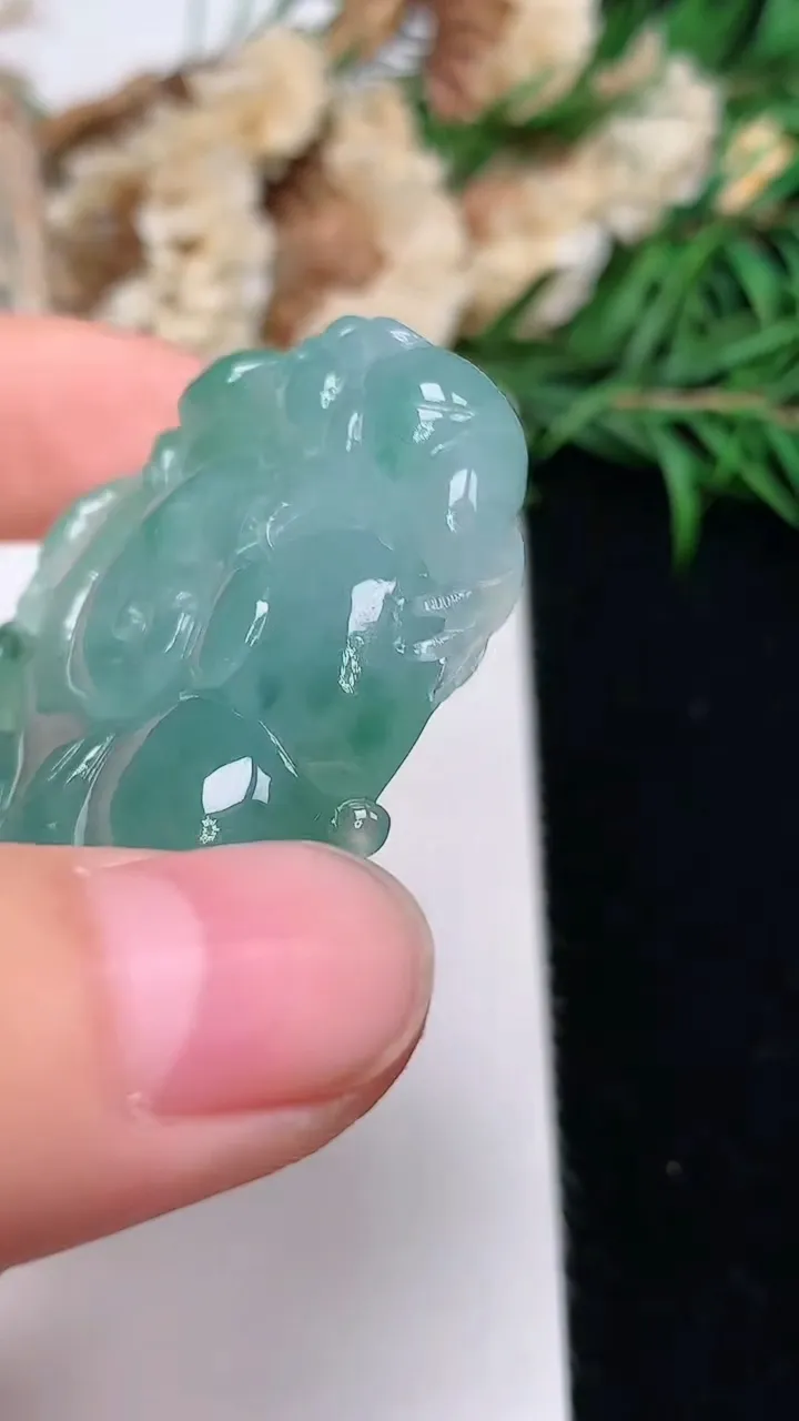 天然A货翡翠如意吊坠，尺寸48.7-32.3-8.6，重量:27.68g
12月18日