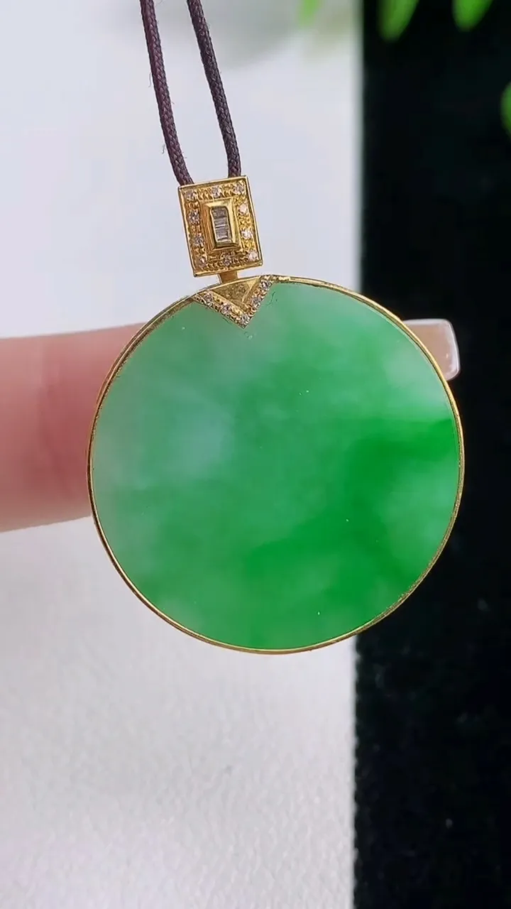 天然A货翡翠无事牌吊坠，尺寸25-4，重量:7.75g
12月18日