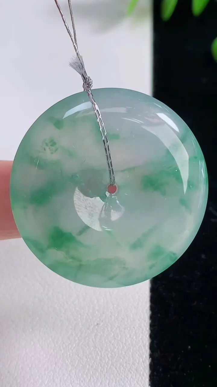 天然A货翡翠种飘花平安扣吊坠，尺寸36.4-6，重量:14.08g
12月18日