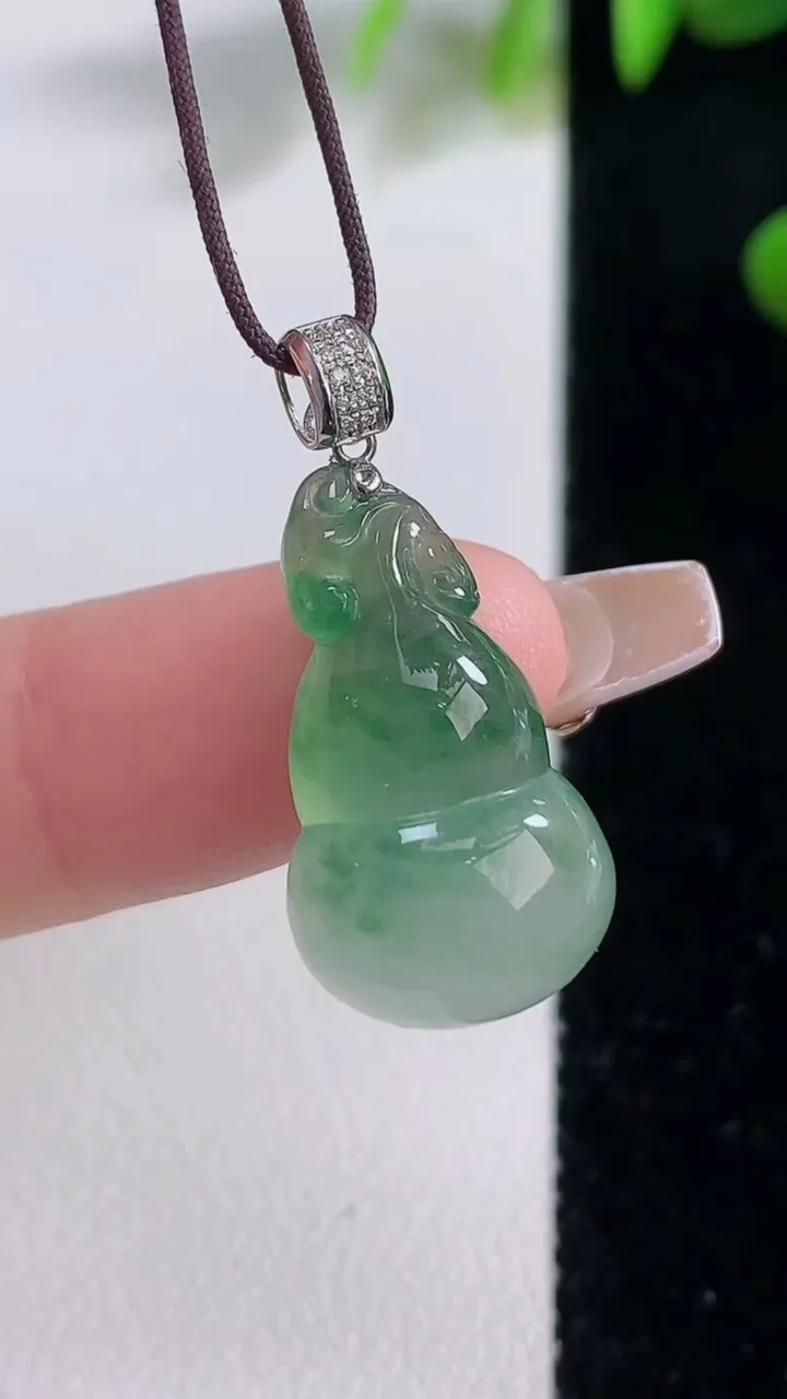天然A货翡翠种飘花葫芦吊坠，尺寸22.2-13-6.8，重量:3.21g
12月18日