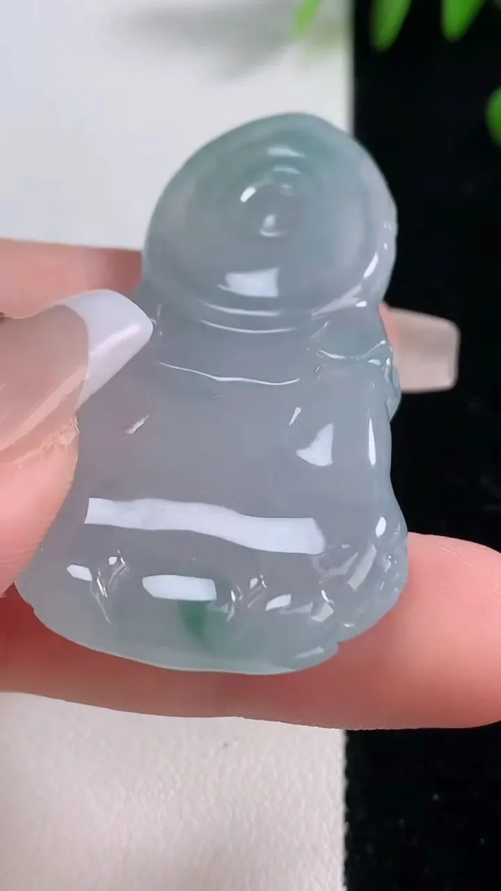 天然A货翡翠种飘花大势至菩萨吊坠，尺寸51.7-29.5-9，重量:25.08g
12月18日