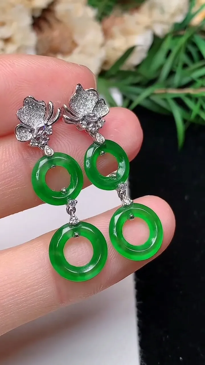 天然A货翡翠平安环耳钉，尺寸9.8-1.6，重量:2.50g
12月18日