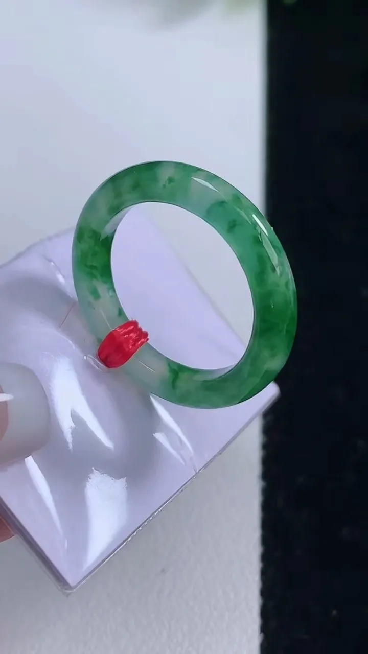 天然A货翡翠种飘花指环戒指，尺寸16.8-3.3，重量:3.50g2025年12月18日
工厂直销收藏佳品,种好水足，色泽均匀，有种有色，上手高大气！