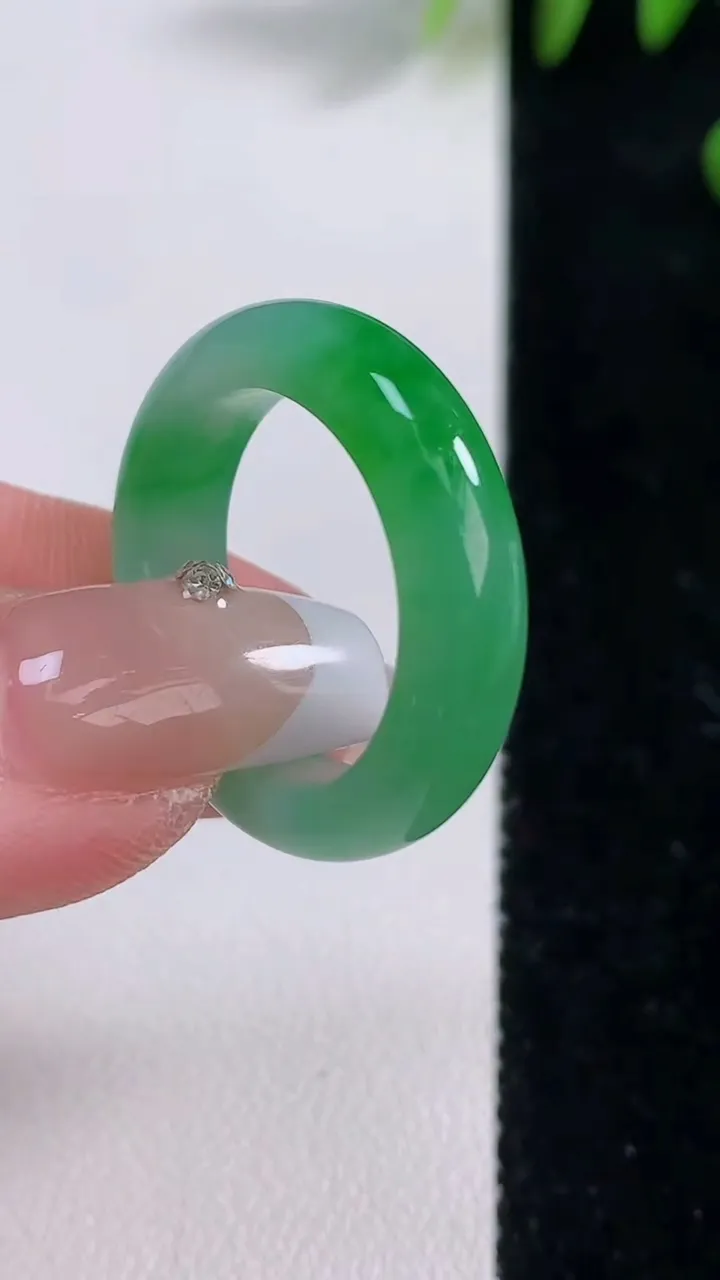 天然A货翡翠指环戒指，尺寸18.6-5.5-3.8，重量:4.67g2025年12月18日
工厂直销收藏佳品,种好水足，色泽均匀，有种有色，上手高大气！