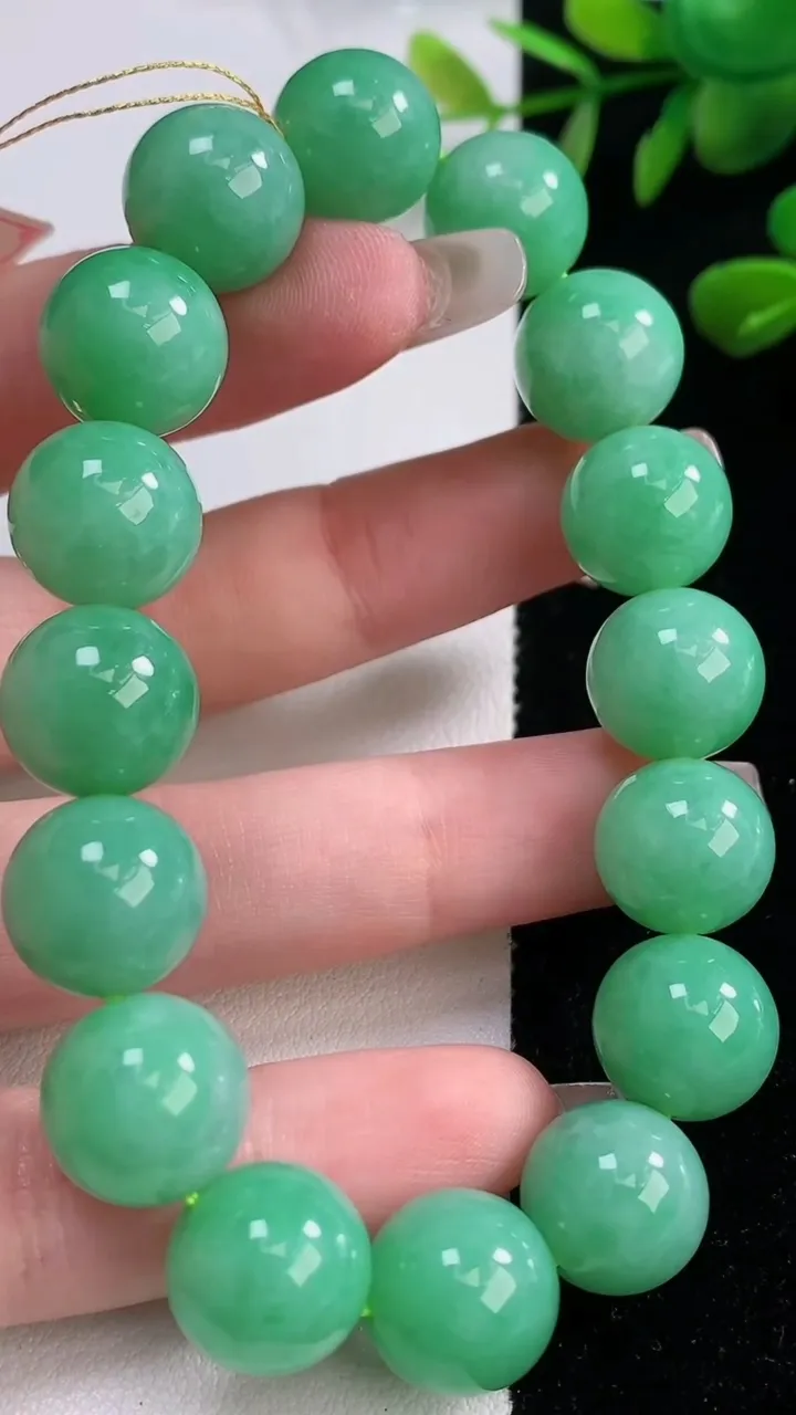 天然A货翡翠圆珠手串，尺寸12.4-16颗，重量:53.94g12月18日
工厂直销收藏佳品,种好水足，色泽均匀，有种有色，上手高大气！