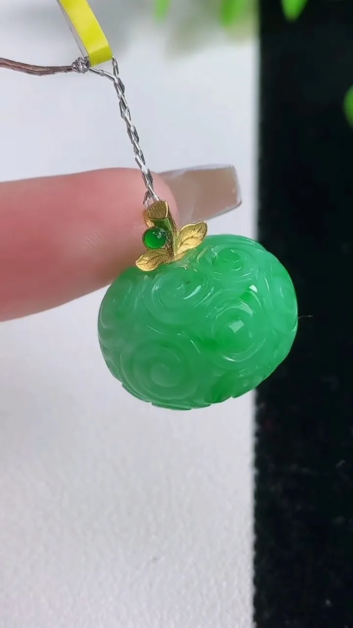 天然A货翡翠苹果吊坠，尺寸18.2-12.3，重量:8.56g
12月18日