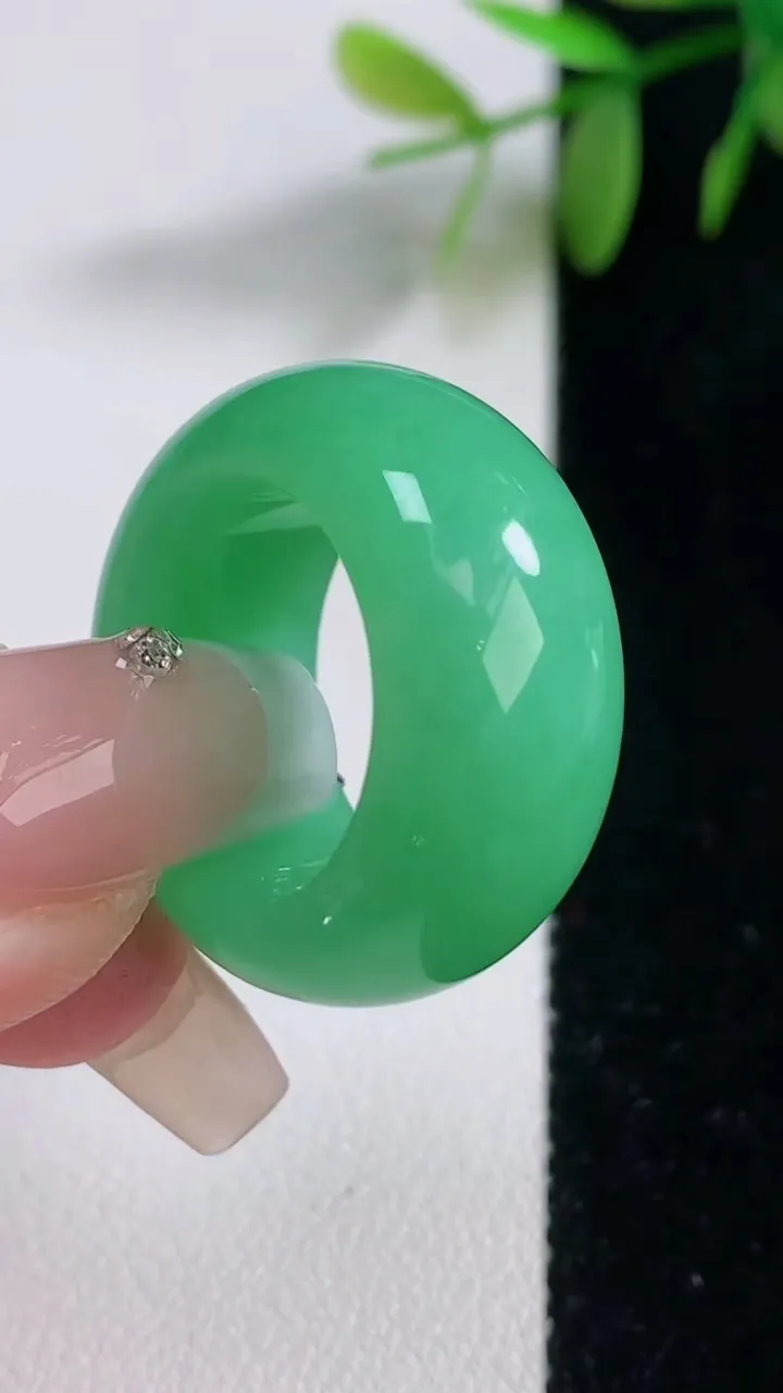 天然A货翡翠指环扳指，尺寸16.7-12-5，重量:12.47g2025年12月18日
工厂直销收藏佳品,种好水足，色泽均匀，有种有色，上手高大气！