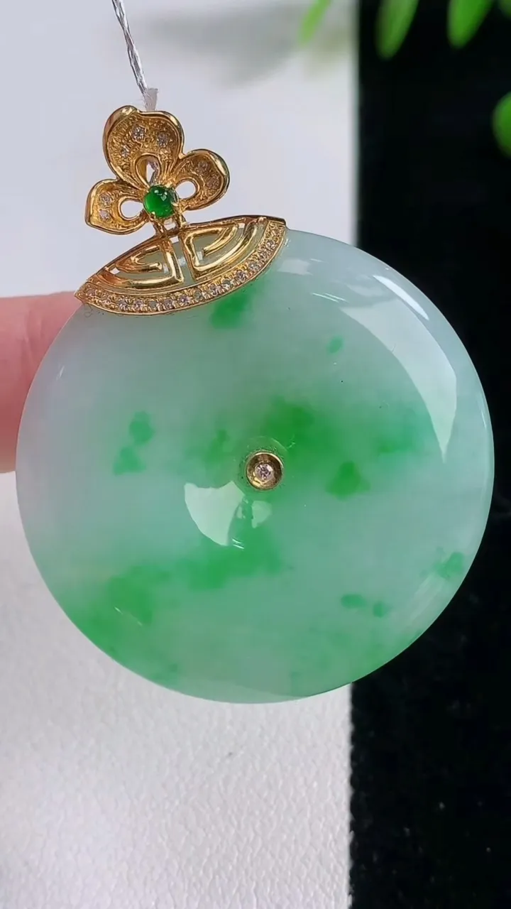 天然A货翡翠平安扣吊坠，尺寸33.8-5.5，重量:15.83g
12月18日