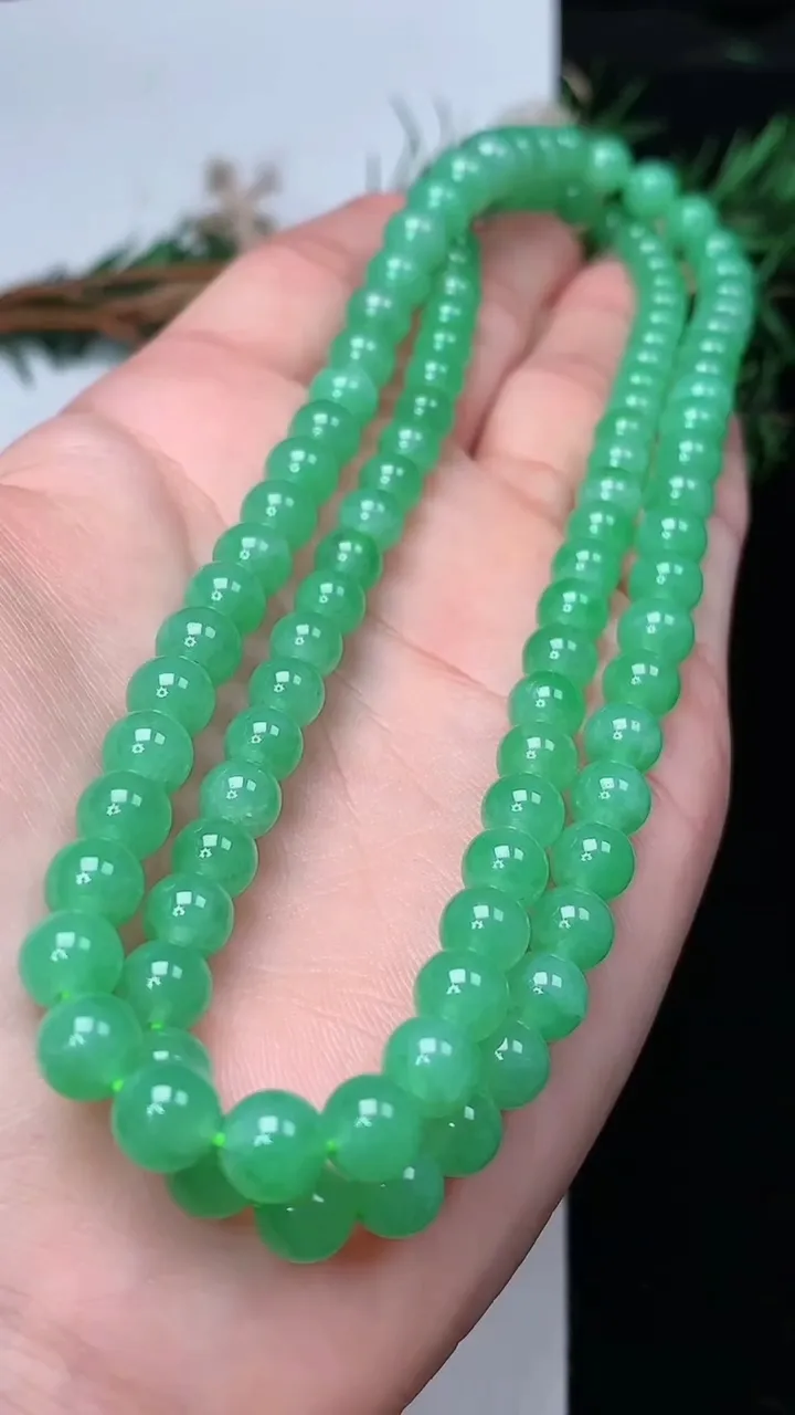 天然A货翡翠圆珠项链，尺寸7.7-103颗，重量:48.58g
12月18日