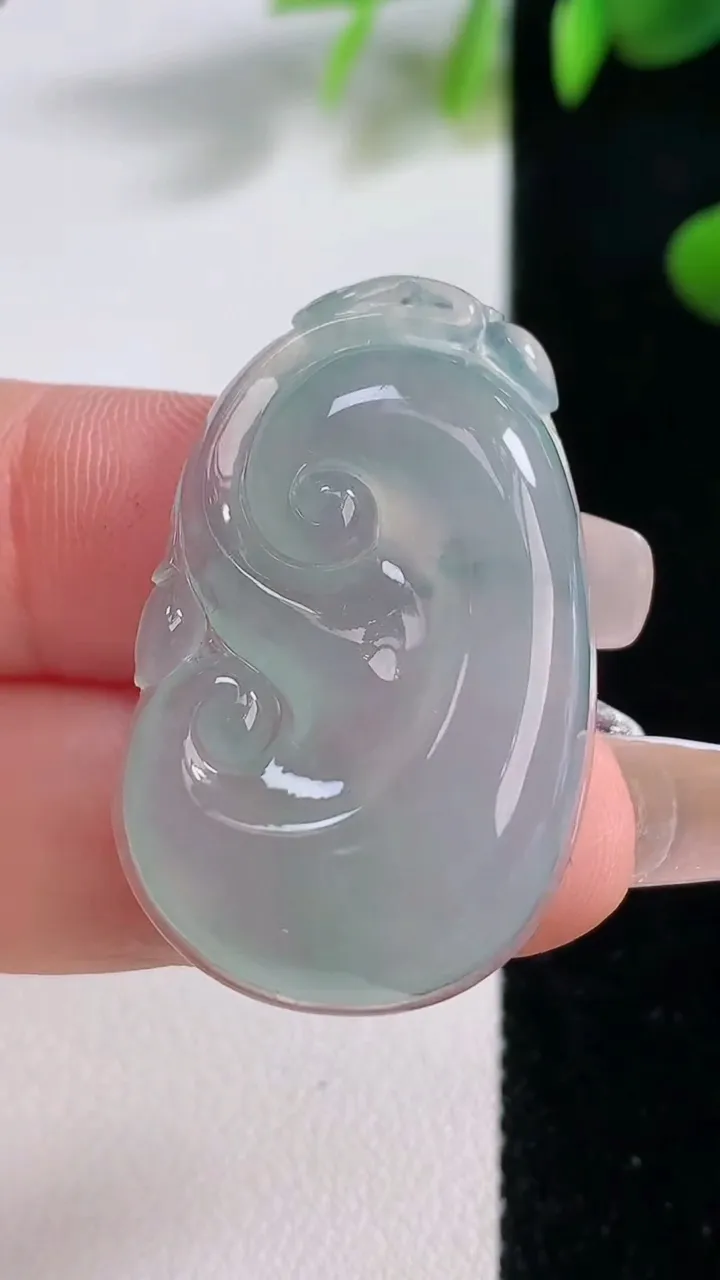 天然A货翡翠冰种飘花如意吊坠，尺寸34.5-21.7-5.7，重量:7.94g
12月18日